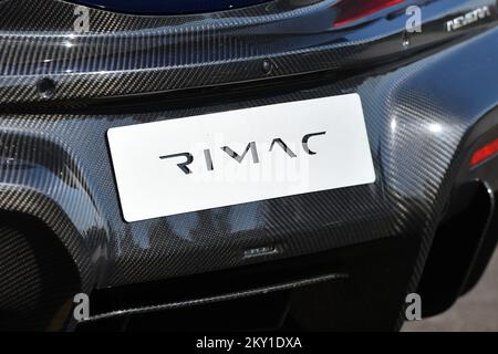 Peter Podlunsek, un esperto pilota acrobatico Red Bull, volò sopra Rimac Nevera ad un'altezza di pochi metri in un aereo sportivo il 11 giugno 2022. Il volo su Rimac Nevera, la vettura più veloce del mondo, fa parte del progetto "Fly Over", che mira a promuovere la Croazia, ed è sostenuto da un team di un'organizzazione croata chiamata Clean Fellas. Si tratta di un incontro di tre giorni che dura da venerdì a domenica e che riunirà i proprietari di automobili rare provenienti da ben 16 paesi europei. Foto: Vjeran Zganec Rogulja Foto Stock