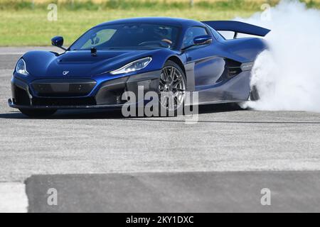 Peter Podlunsek, un esperto pilota acrobatico Red Bull, volò sopra Rimac Nevera ad un'altezza di pochi metri in un aereo sportivo il 11 giugno 2022. Il volo su Rimac Nevera, la vettura più veloce del mondo, fa parte del progetto "Fly Over", che mira a promuovere la Croazia, ed è sostenuto da un team di un'organizzazione croata chiamata Clean Fellas. Si tratta di un incontro di tre giorni che dura da venerdì a domenica e che riunirà i proprietari di automobili rare provenienti da ben 16 paesi europei. Foto: Vjeran Zganec Rogulja Foto Stock