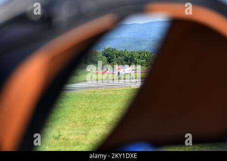 Peter Podlunsek, un esperto pilota acrobatico Red Bull, volò sopra Rimac Nevera ad un'altezza di pochi metri in un aereo sportivo il 11 giugno 2022. Il volo su Rimac Nevera, la vettura più veloce del mondo, fa parte del progetto "Fly Over", che mira a promuovere la Croazia, ed è sostenuto da un team di un'organizzazione croata chiamata Clean Fellas. Si tratta di un incontro di tre giorni che dura da venerdì a domenica e che riunirà i proprietari di automobili rare provenienti da ben 16 paesi europei. Foto: Vjeran Zganec Rogulja Foto Stock