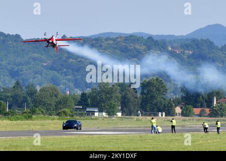 Peter Podlunsek, un esperto pilota acrobatico Red Bull, volò sopra Rimac Nevera ad un'altezza di pochi metri in un aereo sportivo il 11 giugno 2022. Il volo su Rimac Nevera, la vettura più veloce del mondo, fa parte del progetto "Fly Over", che mira a promuovere la Croazia, ed è sostenuto da un team di un'organizzazione croata chiamata Clean Fellas. Si tratta di un incontro di tre giorni che dura da venerdì a domenica e che riunirà i proprietari di automobili rare provenienti da ben 16 paesi europei. Foto: Vjeran Zganec Rogulja Foto Stock