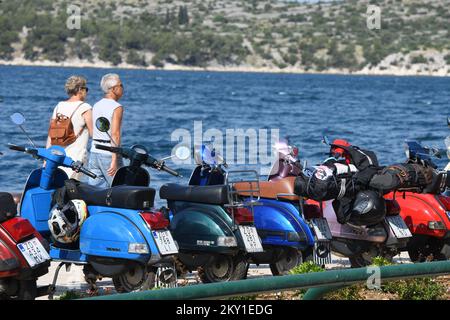 Il 11 giugno 2022 si è tenuto a Sibenik, in Croazia, un grande incontro di tifosi della Vespa, famosa motocicletta italiana. L'incontro della Vespa Club Sibenik nella città di Kresimir ha attirato circa un centinaio di appassionati della moto di culto. Vespas dalla Bosnia-Erzegovina e Ungheria è venuto anche per incontrare i tifosi Vespa che sono venuti da tutta la Croazia. Foto: Hrvoje Jelavic/PIXSELL Foto Stock