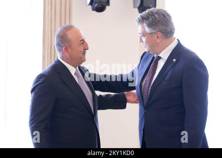 Il ministro degli Esteri turco Mevlut Cavusoglu incontra il primo ministro croato Andrej Plenkovic a Banski Dvori a Zagabria, Croazia, il 17 giugno 2022. Foto: Patrik Macek/PIXSELL Foto Stock