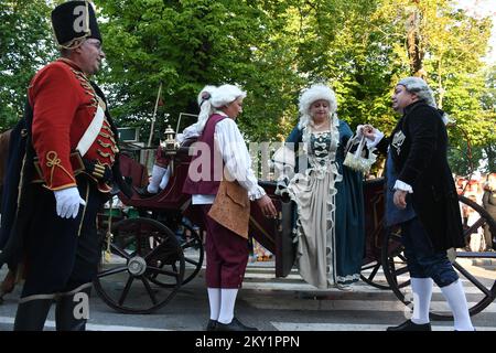 Gli attori si esibiscono durante la rievocazione di Maria Teresa, l'imperatrice della monarchia asburgica arrivo in città nell'ambito dell'evento culturale Teresiana a Bjelovar, Croazia, il 18 giugno 2022. Teresiana è una cultura che è dedicata al 18th ° secolo, il tempo in cui la monarchia asburgica governò le terre croate. Foto: Damir Spehar/PIXSELL Foto Stock