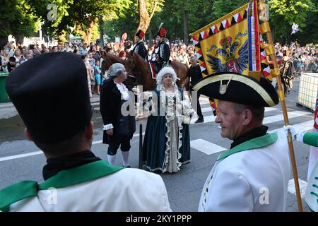 Gli attori si esibiscono durante la rievocazione di Maria Teresa, l'imperatrice della monarchia asburgica arrivo in città nell'ambito dell'evento culturale Teresiana a Bjelovar, Croazia, il 18 giugno 2022. Teresiana è una cultura che è dedicata al 18th ° secolo, il tempo in cui la monarchia asburgica governò le terre croate. Foto: Damir Spehar/PIXSELL Foto Stock