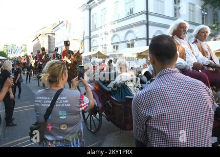 Gli attori si esibiscono durante la rievocazione di Maria Teresa, l'imperatrice della monarchia asburgica arrivo in città nell'ambito dell'evento culturale Teresiana a Bjelovar, Croazia, il 18 giugno 2022. Teresiana è una cultura che è dedicata al 18th ° secolo, il tempo in cui la monarchia asburgica governò le terre croate. Foto: Damir Spehar/PIXSELL Foto Stock