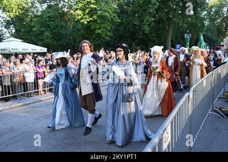 Gli attori si esibiscono durante la rievocazione di Maria Teresa, l'imperatrice della monarchia asburgica arrivo in città nell'ambito dell'evento culturale Teresiana a Bjelovar, Croazia, il 18 giugno 2022. Teresiana è una cultura che è dedicata al 18th ° secolo, il tempo in cui la monarchia asburgica governò le terre croate. Foto: Damir Spehar/PIXSELL Foto Stock