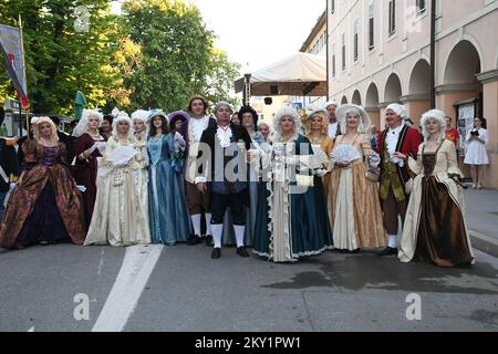 Gli attori si esibiscono durante la rievocazione di Maria Teresa, l'imperatrice della monarchia asburgica arrivo in città nell'ambito dell'evento culturale Teresiana a Bjelovar, Croazia, il 18 giugno 2022. Teresiana è una cultura che è dedicata al 18th ° secolo, il tempo in cui la monarchia asburgica governò le terre croate. Foto: Damir Spehar/PIXSELL Foto Stock