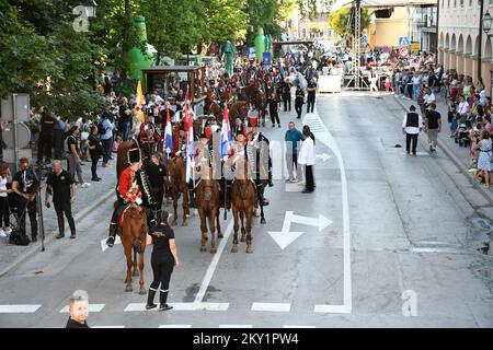 Gli attori si esibiscono durante la rievocazione di Maria Teresa, l'imperatrice della monarchia asburgica arrivo in città nell'ambito dell'evento culturale Teresiana a Bjelovar, Croazia, il 18 giugno 2022. Teresiana è una cultura che è dedicata al 18th ° secolo, il tempo in cui la monarchia asburgica governò le terre croate. Foto: Damir Spehar/PIXSELL Foto Stock