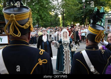 Gli attori si esibiscono durante la rievocazione di Maria Teresa, l'imperatrice della monarchia asburgica arrivo in città nell'ambito dell'evento culturale Teresiana a Bjelovar, Croazia, il 18 giugno 2022. Teresiana è una cultura che è dedicata al 18th ° secolo, il tempo in cui la monarchia asburgica governò le terre croate. Foto: Damir Spehar/PIXSELL Foto Stock