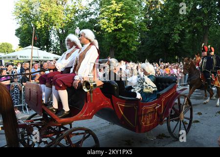 Gli attori si esibiscono durante la rievocazione di Maria Teresa, l'imperatrice della monarchia asburgica arrivo in città nell'ambito dell'evento culturale Teresiana a Bjelovar, Croazia, il 18 giugno 2022. Teresiana è una cultura che è dedicata al 18th ° secolo, il tempo in cui la monarchia asburgica governò le terre croate. Foto: Damir Spehar/PIXSELL Foto Stock