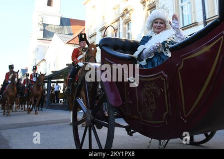 Gli attori si esibiscono durante la rievocazione di Maria Teresa, l'imperatrice della monarchia asburgica arrivo in città nell'ambito dell'evento culturale Teresiana a Bjelovar, Croazia, il 18 giugno 2022. Teresiana è una cultura che è dedicata al 18th ° secolo, il tempo in cui la monarchia asburgica governò le terre croate. Foto: Damir Spehar/PIXSELL Foto Stock