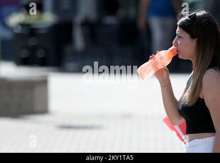 Si può vedere la gente alla ricerca di sollievo dal calore con bevande fresche o riposarsi all'ombra sulle strade mezzo-vuote di Zagabria. Una grande ondata di caldo ha colpito la Croazia. Secondo gli annunci, la vera estate sta iniziando. Si prevede che le temperature nelle città siano superiori a 35 gradi Celsius, a Zagabria, Croazia, il 20 2022 giugno. Foto: Sanjin Strukic/PIXSELL Foto Stock