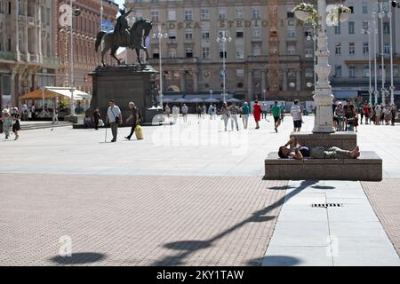 Si può vedere la gente alla ricerca di sollievo dal calore con bevande fresche o riposarsi all'ombra sulle strade mezzo-vuote di Zagabria. Una grande ondata di caldo ha colpito la Croazia. Secondo gli annunci, la vera estate sta iniziando. Si prevede che le temperature nelle città siano superiori a 35 gradi Celsius, a Zagabria, Croazia, il 20 2022 giugno. Foto: Sanjin Strukic/PIXSELL Foto Stock