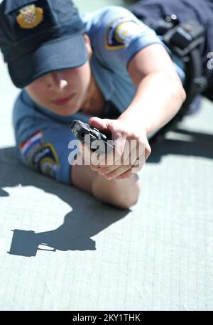 Ufficiali di polizia e cittadini durante i giorni di apertura porte dell'Accademia di polizia su Petar Pradiovic Square e Cvjetni Square a Zagabria, Croazia il 20 giugno 2022. Nell'ambito dell'evento, sono stati preparati un ricco programma e esercizi dimostrativi dell'unità speciale di polizia ATJ Lucko, veicolo balistico tattico-navale e squadre dimostrative della Scuola di polizia 'Josip Jovic', varie attrezzature e tecniche utilizzate dalla polizia nel loro lavoro quotidiano. Foto: Sanjin Strukic/PIXSELL Foto Stock