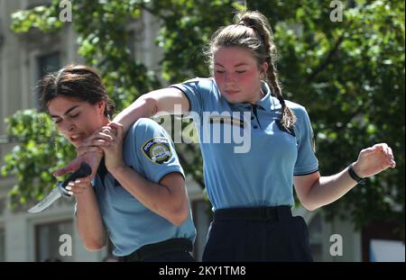 Ufficiali di polizia e cittadini durante i giorni di apertura porte dell'Accademia di polizia su Petar Pradiovic Square e Cvjetni Square a Zagabria, Croazia il 20 giugno 2022. Nell'ambito dell'evento, sono stati preparati un ricco programma e esercizi dimostrativi dell'unità speciale di polizia ATJ Lucko, veicolo balistico tattico-navale e squadre dimostrative della Scuola di polizia 'Josip Jovic', varie attrezzature e tecniche utilizzate dalla polizia nel loro lavoro quotidiano. Foto: Sanjin Strukic/PIXSELL Foto Stock