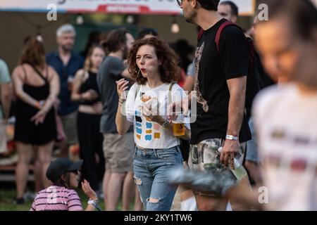 La gente frequenta il festival INmusic al lago Jarun di Zagabria, in Croazia, il 20. Giugno 2022. Foto: Zoe Sarlija/PIXSELL Foto Stock