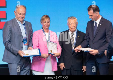 Lo scienziato forense Henry Lee con il suo amico medico croato Dragan Primorac durante la Conferenza ISABS del 12th sulla genetica forense e antropologica aperta a Dubrovnik, in Croazia, il 23 giugno 2022. È uno dei più importanti scienziati forensi del mondo e fondatore dell'Henry C. Lee Institute of Forensic Science, affiliato all'Università di New Haven. Ha lavorato su casi famosi come il caso di omicidio di JonBenrt Ramsey, l'omicidio di Helle Crafts woodchipper, i casi di O. J. Simpson e Laci Peterson, l'indagine forense post-9/11, le sparatorie di cecchino di Washington, DC Foto Stock