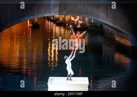 Bella Masquerade spettacolo e arte galleggiante in Carnevale Quartier Pearl Qatar Foto Stock