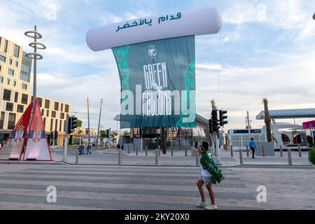 Saudi Falcon club Jersey installato in Lusail boulevard. Lusail Plaza 4 Tower Foto Stock