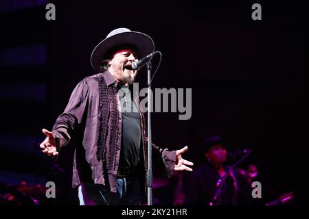 Il cantante italiano Zucchero Fornaciari suona durante un concerto presso la Sala Concerti Vatroslav Lisinski di Zagabria, Craotia, il 28 giugno 2022. Foto: Luka Stanzl/PIXSELL Foto Stock