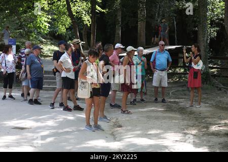 Numerosi turisti visitano il Parco Nazionale di Krka e le famosissime cascate di Krka anche nel caldo di Krka, Croazia, il 29. Giugno 2022. Foto: Dusko Jaraz/PIXSELL Foto Stock