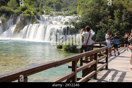 Numerosi turisti visitano il Parco Nazionale di Krka e le famosissime cascate di Krka anche nel caldo di Krka, Croazia, il 29. Giugno 2022. Foto: Dusko Jaraz/PIXSELL Foto Stock