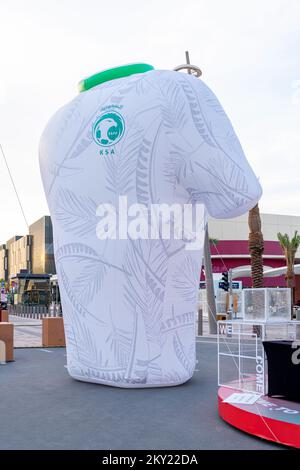 Saudi Falcon club Jersey installato in Lusail boulevard. Lusail Plaza 4 Tower Foto Stock