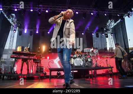 Jim Kerr, cantante capo della band scozzese Simple Minds suona durante un concerto al SRC Salata, a Zagabria, Craotia, il 30 giugno 2022. Foto: Josip Regovic/PIXSELL Foto Stock