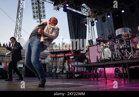 Jim Kerr, cantante capo della band scozzese Simple Minds suona durante un concerto al SRC Salata, a Zagabria, Craotia, il 30 giugno 2022. Foto: Josip Regovic/PIXSELL Foto Stock