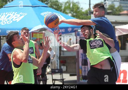 HIDRA ISO 3x3 Basket Tour 2022 a Trg kralja Tomislava a Zagabria, Croazia il 2 luglio 2022. HIDRA ISO 3Ã—3 BASKET TOUR è uno spettacolare tour di basket che delizia il pubblico in luoghi attraenti di un gran numero di città croate nel periodo da maggio a luglio. Foto: Sanjin Strukic/PIXSELL Foto Stock