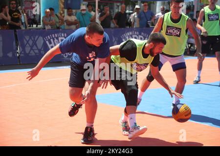 HIDRA ISO 3x3 Basket Tour 2022 a Trg kralja Tomislava a Zagabria, Croazia il 2 luglio 2022. HIDRA ISO 3Ã—3 BASKET TOUR è uno spettacolare tour di basket che delizia il pubblico in luoghi attraenti di un gran numero di città croate nel periodo da maggio a luglio. Foto: Sanjin Strukic/PIXSELL Foto Stock