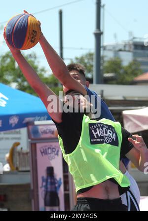 HIDRA ISO 3x3 Basket Tour 2022 a Trg kralja Tomislava a Zagabria, Croazia il 2 luglio 2022. HIDRA ISO 3Ã—3 BASKET TOUR è uno spettacolare tour di basket che delizia il pubblico in luoghi attraenti di un gran numero di città croate nel periodo da maggio a luglio. Foto: Sanjin Strukic/PIXSELL Foto Stock
