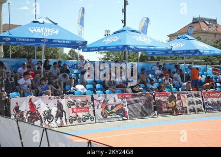 HIDRA ISO 3x3 Basket Tour 2022 a Trg kralja Tomislava a Zagabria, Croazia il 2 luglio 2022. HIDRA ISO 3Ã—3 BASKET TOUR è uno spettacolare tour di basket che delizia il pubblico in luoghi attraenti di un gran numero di città croate nel periodo da maggio a luglio. Foto: Sanjin Strukic/PIXSELL Foto Stock