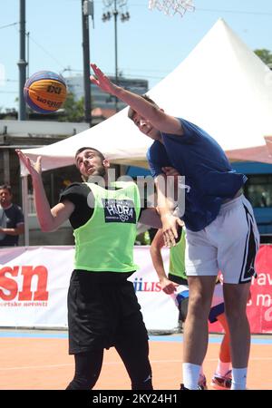 HIDRA ISO 3x3 Basket Tour 2022 a Trg kralja Tomislava a Zagabria, Croazia il 2 luglio 2022. HIDRA ISO 3Ã—3 BASKET TOUR è uno spettacolare tour di basket che delizia il pubblico in luoghi attraenti di un gran numero di città croate nel periodo da maggio a luglio. Foto: Sanjin Strukic/PIXSELL Foto Stock