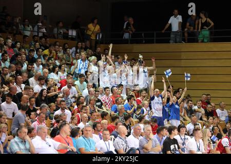 RIJEKA, CROAZIA - LUGLIO 03: Tifosi finlandesi durante la FIBA Basketball World Cup 2023 gioco di qualificazione tra Croazia e Finlandia presso lo Sports Hall Zamet il 3 luglio 2022 a Rijeka, Croazia. Foto: Goran Kovacic/PIXSELL Foto Stock