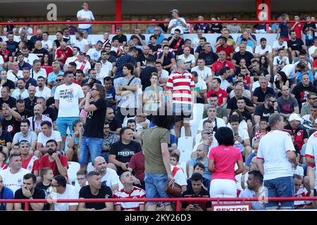 I sostenitori di HSK Zrinjski Mostar riempiono lo Stadio Bijeli Brijeg fino all'ultimo posto prima della partita contro lo sceriffo FC a Mostar, Bosnia-Erzegovina, il 6 luglio 2022. I giocatori di Zrinjski stanno giocando la partita del primo turno di qualificazione per la Champions League contro lo sceriffo di Tiraspol. Foto: Denis Kapetanovic/PIXSELL Foto Stock