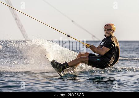 Gli appassionati di adrenalina partecipano al wakeboarding al Wake Park Pula di Pola, Croazia, il 6 luglio 2022. I turisti cercavano rifugio dal caldo insopportabile di Pola sotto gli ombrelloni, o per coloro che amano ancora l'attività e l'adrenalina, hanno provato il wakeboarding a Wake Park Pula. Foto: Srecko Niketic/PIXSELL Foto Stock