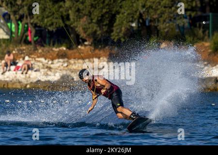 Gli appassionati di adrenalina partecipano al wakeboarding al Wake Park Pula di Pola, Croazia, il 6 luglio 2022. I turisti cercavano rifugio dal caldo insopportabile di Pola sotto gli ombrelloni, o per coloro che amano ancora l'attività e l'adrenalina, hanno provato il wakeboarding a Wake Park Pula. Foto: Srecko Niketic/PIXSELL Foto Stock