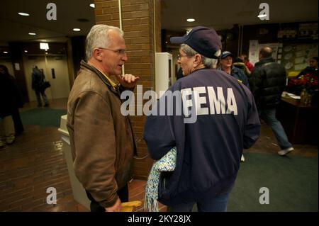 Staten Island, N.Y., 29 novembre 2012 personale FEMA che assiste i residenti di Staten Island nella zona della lobby della Dorp High School. Una riunione del Municipio per i residenti di Staten Island che sono stati colpiti dall'uragano Sandy è stata tenuta alla scuola superiore di New Dorp. Saranno presenti rappresentanti delle agenzie federali, statali e comunali, tra cui FEMA, SBA e molti altri. La FEMA collabora con molti partner, tra cui governi federali, statali, locali e tribali, organizzazioni volontarie basate sulla fede e sulla comunità, insieme al settore privato, per assistere i residenti colpiti dall'uragano Sandy. Eliud Echevarria Foto Stock