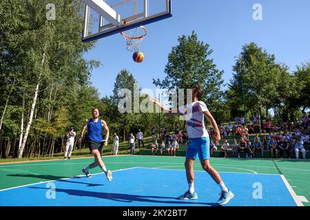 La star serba del tennis Novak Djokovic e il nuovo membro del club di pallacanestro del Real Madrid, Dzanan Musa hanno partecipato a un concorso di punk sbatter insieme a Visoko, Bosnia-Erzegovina il 14. Luglio 2022. Foto: Armin Durgut/PIXSELL Foto Stock