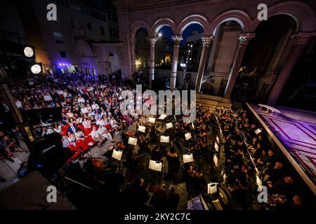 Simon Boccanegra di Verdi sotto la direzione musicale del maestro Ivo Lipanovic, nella visione del regista di Kresimir Dolencic, è stato inaugurato nel 68th. Festival estivo di Spalato a Peristille, a Spalato, Croazia, il 14 luglio 2022. Split Summer Festival è un evento internazionale di musica e palcoscenico a Spalato che include spettacoli teatrali, lirici, balletti e concerti. Oltre al Festival estivo di Dubrovnik, è il festival teatrale nazionale più grande, più antico e più rappresentativo che si tiene negli spazi più ampi. Il fondatore e proprietario del Festival estivo di Spalato sono la città di Spalato. Foto: Zvonimir Barisin/PIXSELL Foto Stock