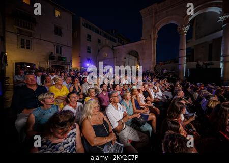 Simon Boccanegra di Verdi sotto la direzione musicale del maestro Ivo Lipanovic, nella visione del regista di Kresimir Dolencic, è stato inaugurato nel 68th. Festival estivo di Spalato a Peristille, a Spalato, Croazia, il 14 luglio 2022. Split Summer Festival è un evento internazionale di musica e palcoscenico a Spalato che include spettacoli teatrali, lirici, balletti e concerti. Oltre al Festival estivo di Dubrovnik, è il festival teatrale nazionale più grande, più antico e più rappresentativo che si tiene negli spazi più ampi. Il fondatore e proprietario del Festival estivo di Spalato sono la città di Spalato. Foto: Zvonimir Barisin/PIXSELL Foto Stock