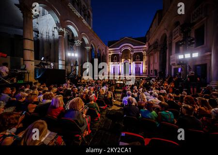 Simon Boccanegra di Verdi sotto la direzione musicale del maestro Ivo Lipanovic, nella visione del regista di Kresimir Dolencic, è stato inaugurato nel 68th. Festival estivo di Spalato a Peristille, a Spalato, Croazia, il 14 luglio 2022. Split Summer Festival è un evento internazionale di musica e palcoscenico a Spalato che include spettacoli teatrali, lirici, balletti e concerti. Oltre al Festival estivo di Dubrovnik, è il festival teatrale nazionale più grande, più antico e più rappresentativo che si tiene negli spazi più ampi. Il fondatore e proprietario del Festival estivo di Spalato sono la città di Spalato. Foto: Zvonimir Barisin/PIXSELL Foto Stock