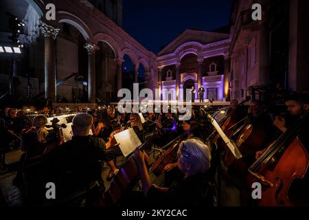 Simon Boccanegra di Verdi sotto la direzione musicale del maestro Ivo Lipanovic, nella visione del regista di Kresimir Dolencic, è stato inaugurato nel 68th. Festival estivo di Spalato a Peristille, a Spalato, Croazia, il 14 luglio 2022. Split Summer Festival è un evento internazionale di musica e palcoscenico a Spalato che include spettacoli teatrali, lirici, balletti e concerti. Oltre al Festival estivo di Dubrovnik, è il festival teatrale nazionale più grande, più antico e più rappresentativo che si tiene negli spazi più ampi. Il fondatore e proprietario del Festival estivo di Spalato sono la città di Spalato. Foto: Zvonimir Barisin/PIXSELL Foto Stock