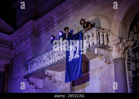 Simon Boccanegra di Verdi sotto la direzione musicale del maestro Ivo Lipanovic, nella visione del regista di Kresimir Dolencic, è stato inaugurato nel 68th. Festival estivo di Spalato a Peristille, a Spalato, Croazia, il 14 luglio 2022. Split Summer Festival è un evento internazionale di musica e palcoscenico a Spalato che include spettacoli teatrali, lirici, balletti e concerti. Oltre al Festival estivo di Dubrovnik, è il festival teatrale nazionale più grande, più antico e più rappresentativo che si tiene negli spazi più ampi. Il fondatore e proprietario del Festival estivo di Spalato sono la città di Spalato. Foto: Zvonimir Barisin/PIXSELL Foto Stock