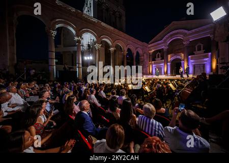 Simon Boccanegra di Verdi sotto la direzione musicale del maestro Ivo Lipanovic, nella visione del regista di Kresimir Dolencic, è stato inaugurato nel 68th. Festival estivo di Spalato a Peristille, a Spalato, Croazia, il 14 luglio 2022. Split Summer Festival è un evento internazionale di musica e palcoscenico a Spalato che include spettacoli teatrali, lirici, balletti e concerti. Oltre al Festival estivo di Dubrovnik, è il festival teatrale nazionale più grande, più antico e più rappresentativo che si tiene negli spazi più ampi. Il fondatore e proprietario del Festival estivo di Spalato sono la città di Spalato. Foto: Zvonimir Barisin/PIXSELL Foto Stock