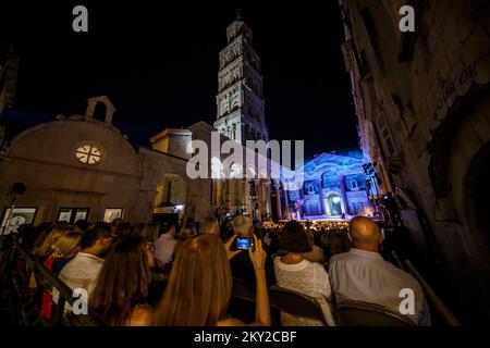 Simon Boccanegra di Verdi sotto la direzione musicale del maestro Ivo Lipanovic, nella visione del regista di Kresimir Dolencic, è stato inaugurato nel 68th. Festival estivo di Spalato a Peristille, a Spalato, Croazia, il 14 luglio 2022. Split Summer Festival è un evento internazionale di musica e palcoscenico a Spalato che include spettacoli teatrali, lirici, balletti e concerti. Oltre al Festival estivo di Dubrovnik, è il festival teatrale nazionale più grande, più antico e più rappresentativo che si tiene negli spazi più ampi. Il fondatore e proprietario del Festival estivo di Spalato sono la città di Spalato. Foto: Zvonimir Barisin/PIXSELL Foto Stock