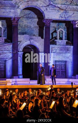 Simon Boccanegra di Verdi sotto la direzione musicale del maestro Ivo Lipanovic, nella visione del regista di Kresimir Dolencic, è stato inaugurato nel 68th. Festival estivo di Spalato a Peristille, a Spalato, Croazia, il 14 luglio 2022. Split Summer Festival è un evento internazionale di musica e palcoscenico a Spalato che include spettacoli teatrali, lirici, balletti e concerti. Oltre al Festival estivo di Dubrovnik, è il festival teatrale nazionale più grande, più antico e più rappresentativo che si tiene negli spazi più ampi. Il fondatore e proprietario del Festival estivo di Spalato sono la città di Spalato. Foto: Zvonimir Barisin/PIXSELL Foto Stock