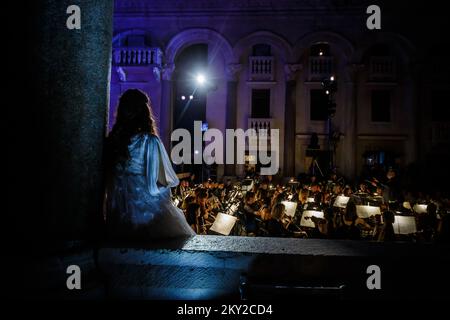 Simon Boccanegra di Verdi sotto la direzione musicale del maestro Ivo Lipanovic, nella visione del regista di Kresimir Dolencic, è stato inaugurato nel 68th. Festival estivo di Spalato a Peristille, a Spalato, Croazia, il 14 luglio 2022. Split Summer Festival è un evento internazionale di musica e palcoscenico a Spalato che include spettacoli teatrali, lirici, balletti e concerti. Oltre al Festival estivo di Dubrovnik, è il festival teatrale nazionale più grande, più antico e più rappresentativo che si tiene negli spazi più ampi. Il fondatore e proprietario del Festival estivo di Spalato sono la città di Spalato. Foto: Zvonimir Barisin/PIXSELL Foto Stock