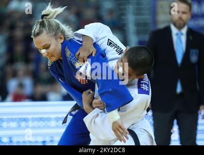 Lara Cvjetko di Croazia lotta contro ai Tsunoda Roustant di Spanjolska nella categoria delle donne fino a 70kg durante il World Tour IJF del Gran Premio di Zagabria, tenutosi presso l'Arena di Zagabria, a Zagabria, in Croazia, il 16 luglio 2022. Foto: Zeljko Hladika/PIXSELL Foto Stock